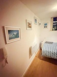 a bedroom with a bed and pictures on the wall at Quick Stop Double Bed Flat - Bradford City Center in Bradford