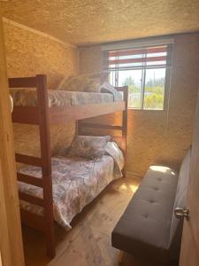 a room with two bunk beds and a window at Cabaña Camino al Valle in La Marquesa