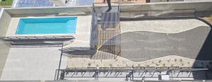 a swimming pool on the side of a building at Tower Suites - Exclusiva Suite 9 - Centro de Neuquén in Neuquén