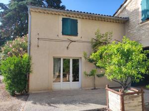 a house with a white door and a window at La Janneto in Carpentras