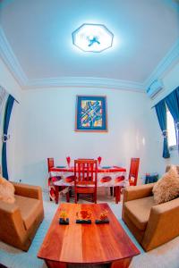 a living room with a couch and a table at Résidence Aïcha in Rufisque