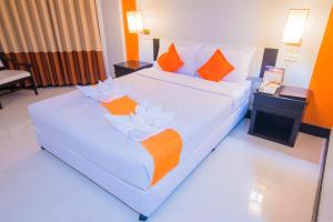 Postel nebo postele na pokoji v ubytování Asawann Hotel Nongkhai