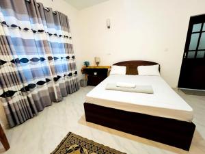 a bedroom with a large bed in a room at Village Breeze Villa in Haputale +4 photos