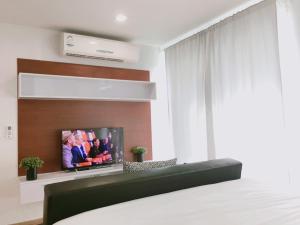 TV a/nebo společenská místnost v ubytování Baan View Viman 416 By Montri
