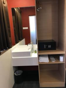 A bathroom at L Hotel at 51 Desker