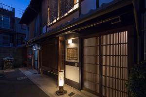 En balkon eller terrasse på Sumitsugu Machiya House