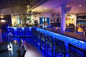 ห้องอาหารหรือที่รับประทานอาหารของ GrandBlue Resort & Beachclub