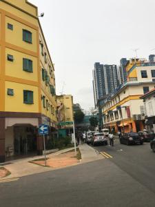 新加坡的住宿－L Hotel at 51 Desker，一条黄色的街道上,有汽车