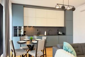 a kitchen and dining room with a table and chairs at Apartament Stara Fabryka 15 in Włocławek
