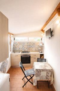 a small kitchen with a table and chairs in a tiny house at BeB il Vicoletto in Maratea