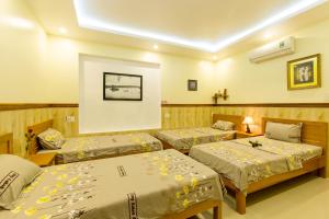 Giường trong phòng chung tại Qua Cam Tim Homestay