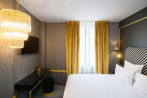 Postel nebo postele na pokoji v ubytování Snob Hotel