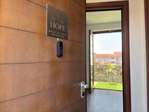 a door with a sign that reads hopearmaarma at Hope Casa Vacanza Bareggio in Bareggio