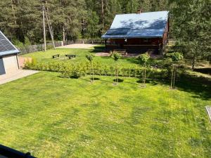 an aerial view of a yard with a cabin at Olszówka in Olszowa Droga