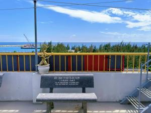 a bench on top of a building with a view of the ocean at KHÁCH SẠN HƯNG THỊNH - Gần biển, gần cảng khách - Trung tâm Lý Sơn in Ly Son