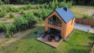an aerial view of a tiny house in a yard at Dom w lawendach nad jeziorem in Wielgie