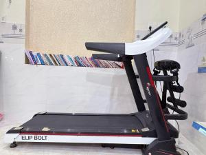 a treadmill in a room next to a wall at KHÁCH SẠN HƯNG THỊNH - Gần biển, gần cảng khách - Trung tâm Lý Sơn in Ly Son