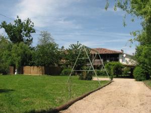 a metal frame in the yard of a house at Gîte les Peyrets in Montech