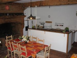 a kitchen and dining room with a table and chairs at Gîte les Peyrets in Montech