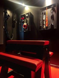 a red bench in a room with black walls at Love room location de 15h a 17h in Wattignies