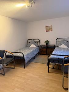 a room with two beds and a table and chairs at Ferienwohnung im Besigheim in Besigheim