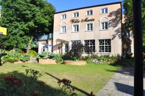 a building with a garden in front of it at Willa Maria in Jastrzębia Góra