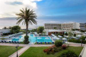 una vista aérea de un complejo con piscina en Sol Cosmopolitan Rhodes, en Ixia