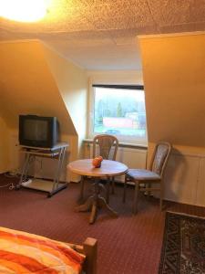 a room with a small table and a television at Memelstrasse 6 in Dahme