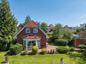 a red brick house with a garden at Nordstern 3 in Dahme