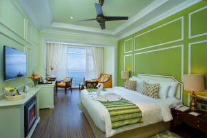 1 dormitorio con 1 cama grande y sala de estar en Fragrant Nature Munnar - A Five Star Classified Hotel, en Munnar