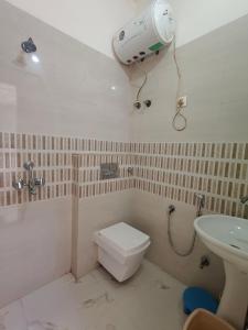 a bathroom with a toilet and a sink at Hotel Jms Inn in Agra