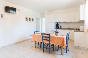 a dining room with a table and chairs in a kitchen at Appartamenti Ceccherini Debora Alice in Malcesine