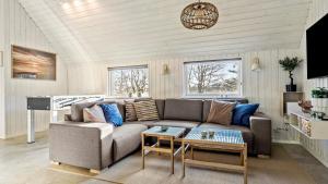 a living room with a couch and a table at Villavilla 182 - Rømø, Sydjylland in Høm