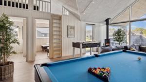 a pool table in a living room with a billiards at Villavilla 591 - Rømø, Sydjylland in Høm