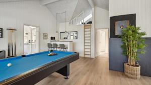 a living room with a pool table in it at Villavilla 591 - Rømø, Sydjylland in Høm
