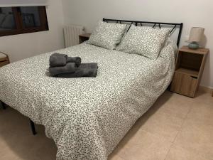 a bedroom with a bed with a black and white comforter at Casa Marisol in Arrabal de Portillo