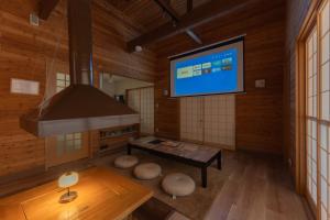 a living room with a tv and a table at Shirarutoro Villa in Shibecha