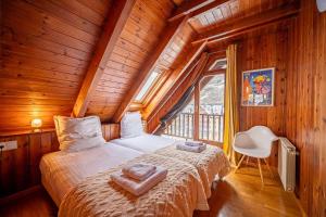 a bedroom with a bed in a wooden cabin at Bargadera by Totiaran in Vielha