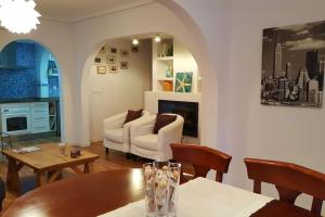 sala de estar con sofá, mesa y sillas en Brisa del Mar, en Gran Alacant