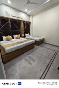 two beds in a room with two beds sidx sidx sidx sidx at HR King HOTEL in Amritsar