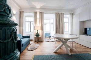 - un salon avec un canapé bleu et une table dans l'établissement Stay COOPER l Laubenhaus, à Bolzano