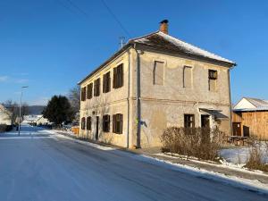 an old building sitting on the side of a street at Die alte Volksschule, wohnen im Museum in Gaas