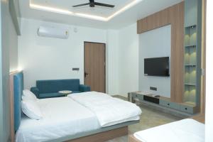 a hotel room with a bed and a tv at Shree Shankar Paradise in Pharod +22 photos