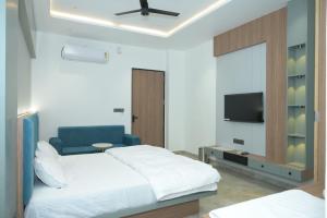 a hotel room with a bed and a tv at Shree Shankar Paradise in Pharod