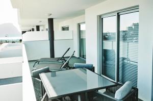 ein Esszimmer mit einem Glastisch und Stühlen in der Unterkunft Luxury Apartment Las Terrazas in El Médano + 17 Fotos