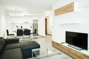 ein Wohnzimmer mit Couch und Fernseher in der Unterkunft Luxury Apartment Las Terrazas in El Médano
