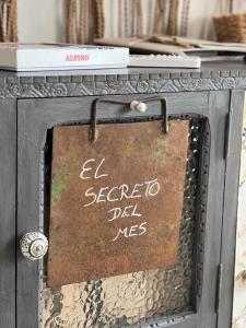 a sign that says el secretario del mces at Apartamento Atalantar in Villanueva de la Vera
