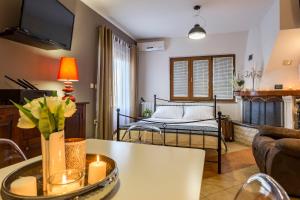 salon ze stołem i łóżkiem w obiekcie Villa Anavi w mieście Bičići +37 zdjęć