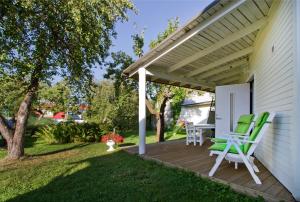 una terraza con sillas y una mesa en una casa en Solar Apartments - House with private garden, en Pärnu
