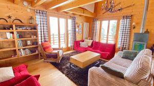 a living room with red furniture in a cabin at La Pourvoirie - 4 Vallées - Thyon-Les Collons, 10 pers, ski à 200 m, 4 parkings, vue fantastique ! in Hérémence